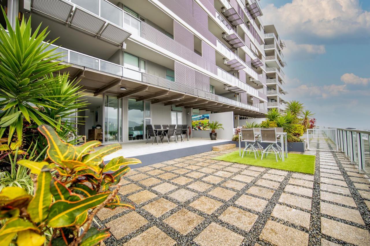 Cairns Waterfront Luxury At Harbourlights Apartment Exterior photo